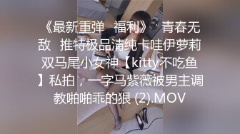 丰满熟女 ·桃子冰妈妈：儿子背后挑逗调教粉丝，骚性来了，忍不住在背后使劲露出，真是个淫母！